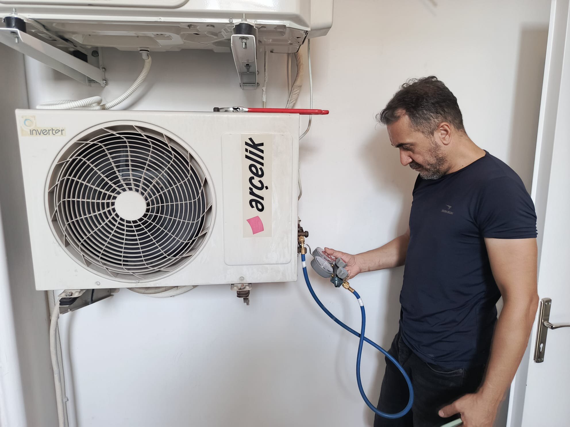 Adana klima gaz dolumu işlemi sırasında basınç ölçümü